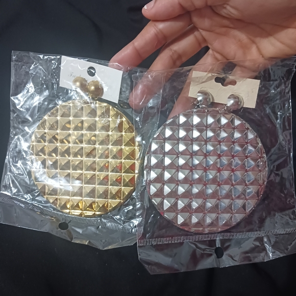 Bundle of Women Big Circle fashion earrings - Picture 4 of 7